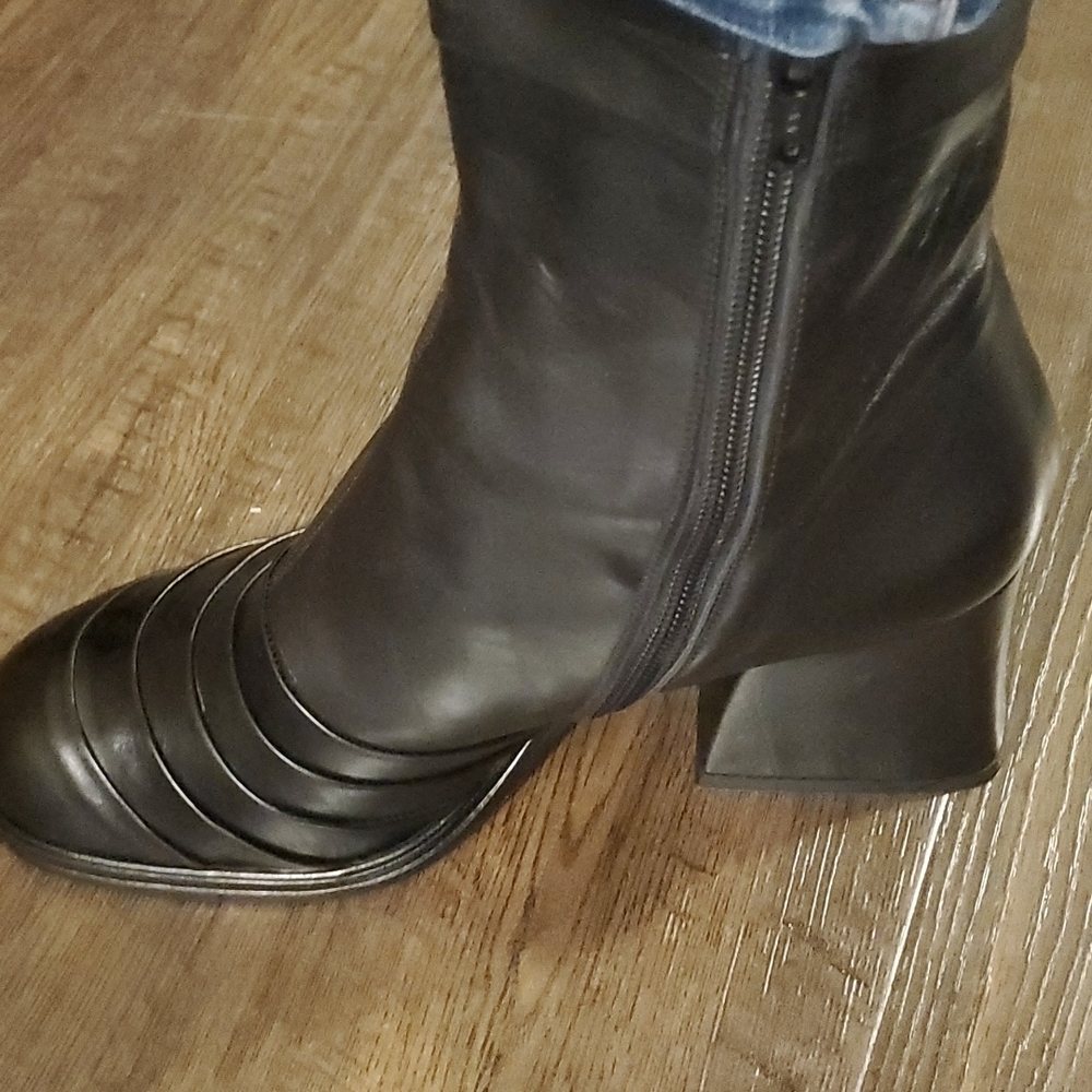 Boots - Picture 3 of 8